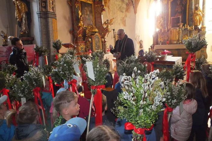 Die fertigen Palmbuschen wurden von Pfarrer Franz Unterberger in der Kirche gesegnet und auch am Palmsonntag kamen sie wieder zum Einsatz.