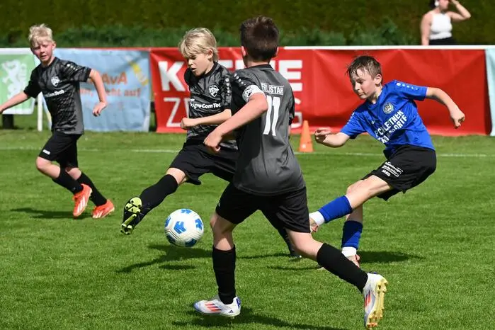 Bei hochsommerlichen 28 Grad kamen die jungen Kicker ganz schön ins Schwitzen.