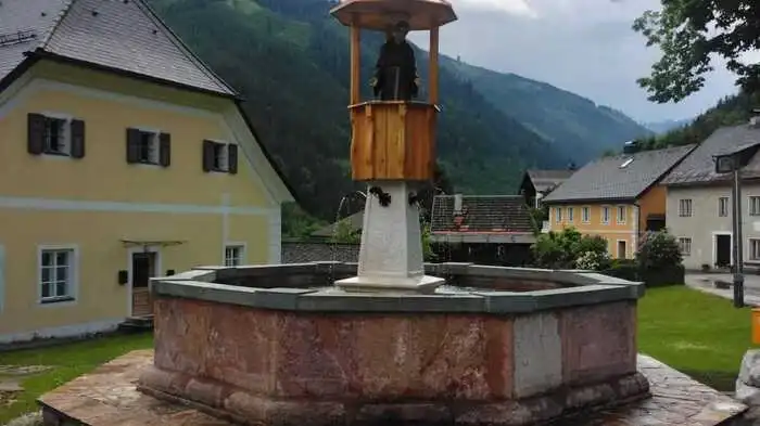 Nach zwei Jahren erstrahlt der Antoniusbrunnen in Radmer wieder in neuem Glanz