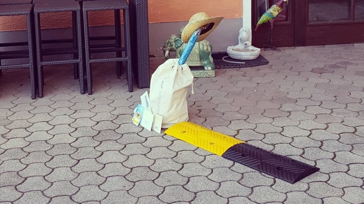 Die Bodenschwelle vorm Kärntnerhof ist schon angebracht