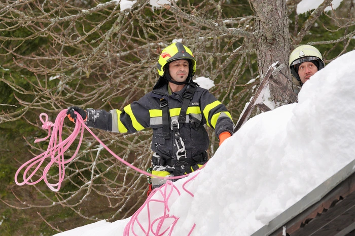 ... und befreiten in Mariazell - so wie Schober (FF Manning) im Bild - etliche Dächter von der Schneelast. Weiter Fotos...