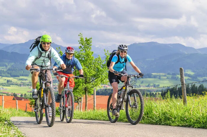 Dürfen Rennradfahrer nebeneinander fahren? Mit dem Rennrad nebeneinander auf der Straße fahren darf man laut OGH-Entscheid, wenn es sich um eine Trainingsfahrt handelt. „Als Kriterien für Trainingsfahrten sind (...) Verhältnisse maßgeblich, die mit jenen bei einer radsportlichen Veranstaltung vergleichbar sind.“
