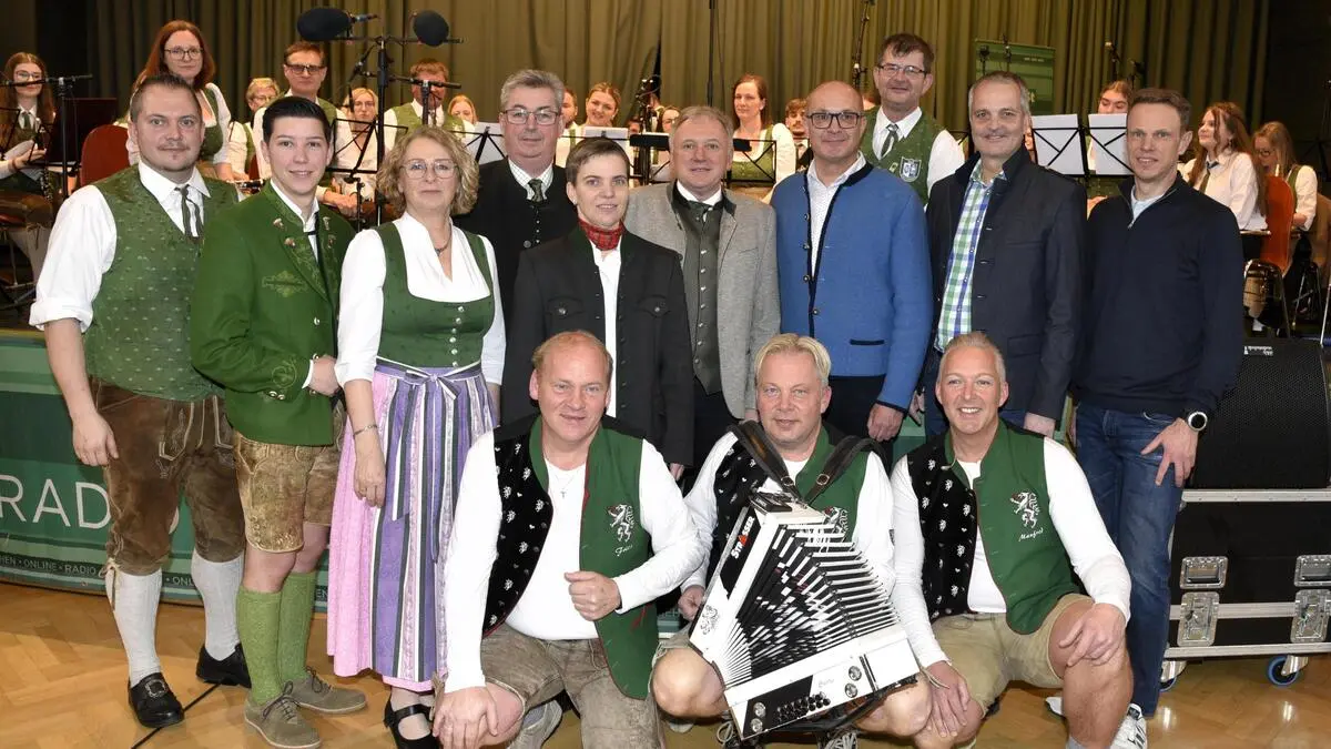 Für die musikalische Unterstützung der Veranstaltung sorgten der Singkreis und die Marktmusikkapelle Bad Waltersdorf sowie die „Edlseer“