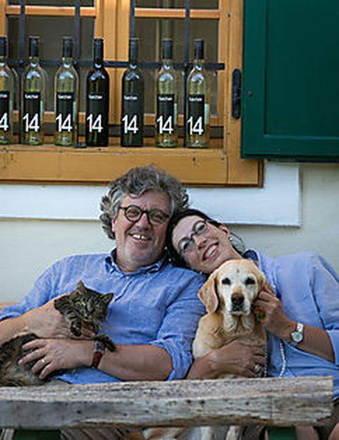 Iris Vermillion und ihr Mann Johannes-Axel Justin mit ihren Haustieren