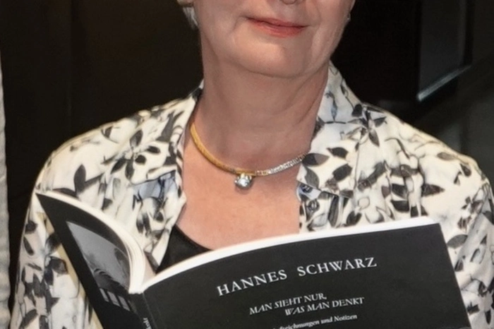 Tochter Reingard Schwarz brachte in mühevoller Kleinarbeit, unterstützt von vielen Freundinnen und Freunden, das Buch über ihren Vater heraus. Dieses wurde von der Stadt Weiz und dem Land Steiermark unterstützt.