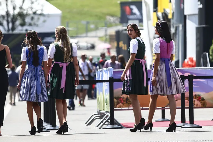 ... 50 junge Damen aus ganz Österreich und Deutschland wurden aus Tausenden Bewerbungen auch heuer wieder als Formula Unas ausgewählt.