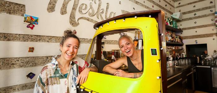 Claudia und Julia Günzberg in ihrem Lokal „La Meskla“ in der Kaiserfeldgasse