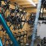 Die rennfertigen Räder hängen für die Bora-Profis bereit