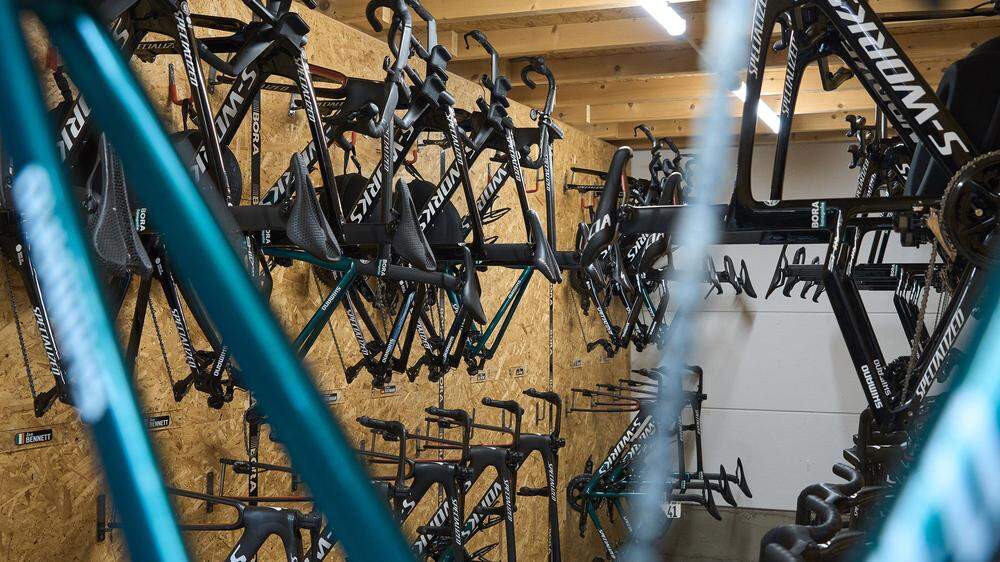 Die rennfertigen Räder hängen für die Bora-Profis bereit