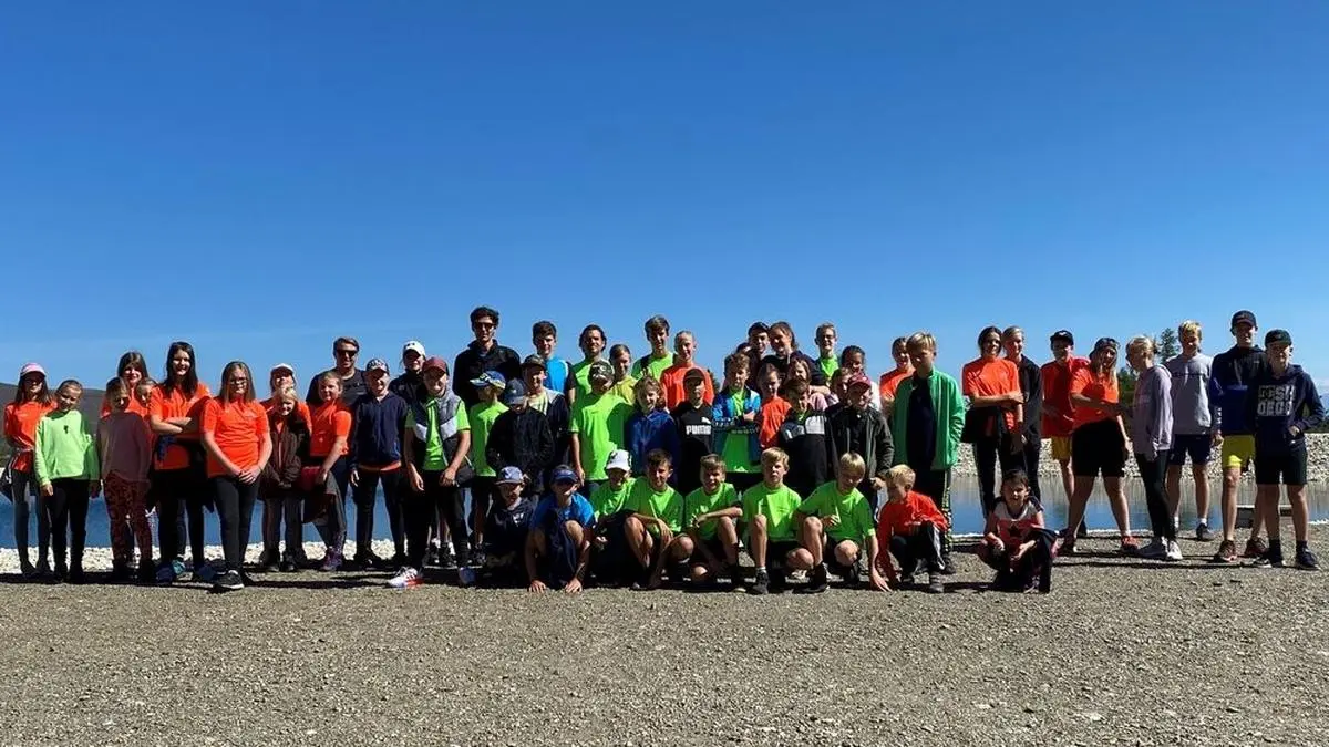 Kinder und Trainer beim sportlichen Ausflug auf die Hochrindl