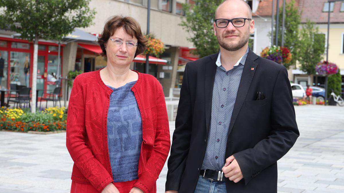 Renate Pacher und Josef Meszlenyi (beide KPÖ) vor dem Knittelfelder Rathaus. Ob Pacher  bei der nächsten Gemeinderatswahl erneut Spitzenkandidatin wird, sei noch nicht fix. Antreten wolle sie jedenfalls wieder