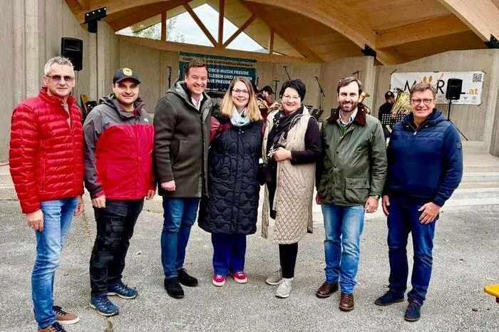 Unter den Gästen befanden sich unter anderen die drei Landtagsabgeordneten Jochen Bocksruker (Bürgermeister von Bärnbach), Stefan Resch sowie Klaudia Stroissnig (Bürgermeisterin von Geistthal-Södingberg) und Kulturstadtrat Andreas Albrecher, die ihre Verbundenheit mit der Stadtkapelle und dem guten Zweck zum Ausdruck brachten.