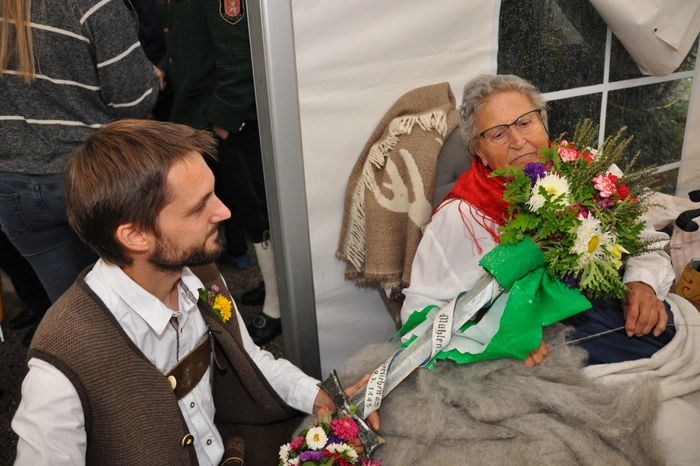 Im Rahmen des Umzuges durch den Ort, an dem alle Vereine, Schule, Kindergarten, Handwerker, Gewerbetreibende und die Bevölkerung mitwirken, wird auf hohen, starken Schultern stehend der Freyungsträger Andreas Thanner durch den Ort balanciert.