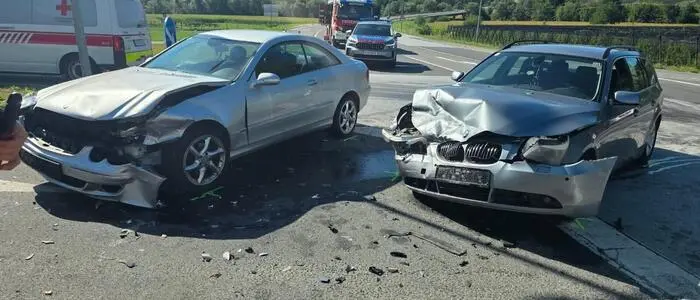 Drei Personen erlitten bei einem Verkehrsunfall auf der B72 Verletzungen unbestimmten Grades