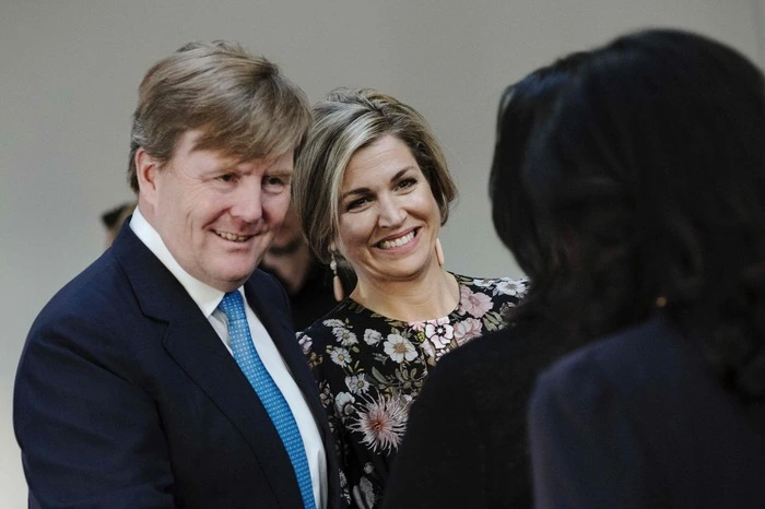 Willems ausschweifendes Studentenleben an der Universität von Leiden füllte immer wieder die Klatschspalten. Nach Schilderung des früheren Regierungschefs Ruud Lubbers soll sogar die Königsfamilie die Eignung des Thronfolgers in Zweifel gezogen haben, der schon mal als Elfjähriger bei einem offiziellen Fototermin rief, die Medien sollten sich "zum Teufel scheren". Sein Verhältnis zur Presse hat sich inzwischen entspannt. Zusammen mit der Regierung brachte der Thronfolger 2005 einen Pressekodex auf den Weg, der weitgehend beachtet wird. Im Bild: mit Ehefrau und Königin Maxima