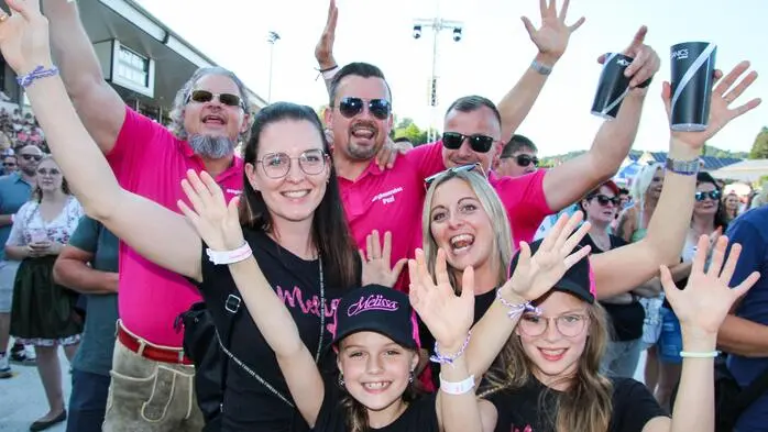 Elina und Luisa sind mit ihrer Familie aus Spielberg angereist und hofften auf ein Foto mit Melissa