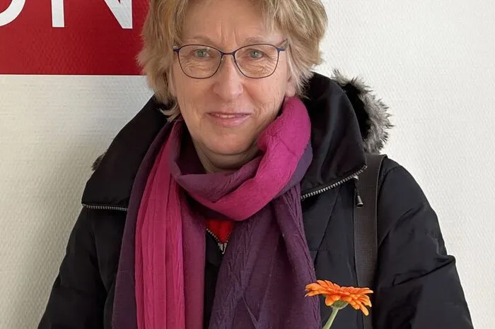 Gerti Riegelbauer entschied sich für eine orange Blume.