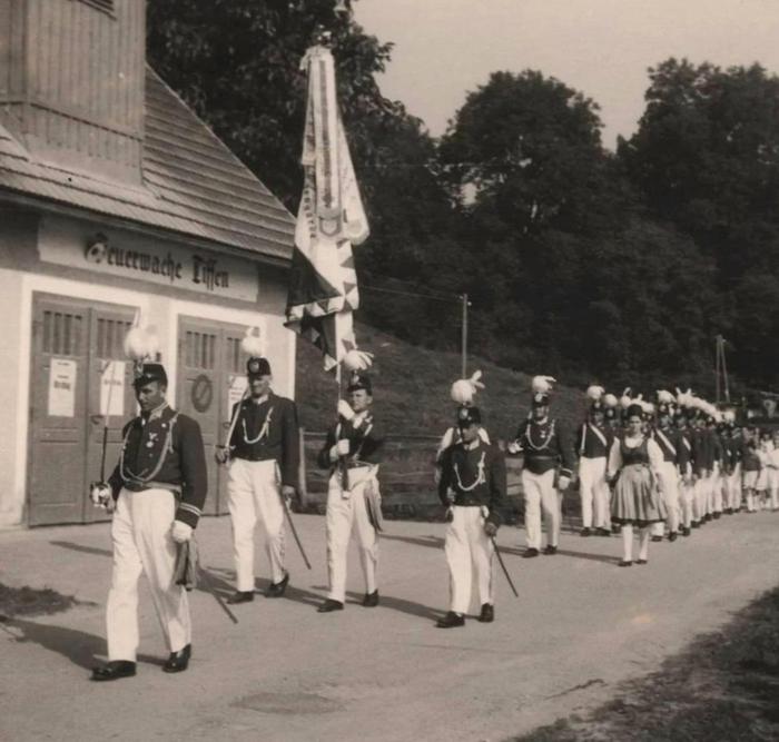 Gegründet wurde die Dorfgemeinschaft 1954 aus der Volksschule Tiffen heraus