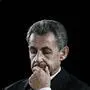 Frankreichs früherer Präsident Nicolas Sarkozy mit nachdenklicher Mine vor schwarzem Hintergrund | Dunkle Zeiten für Frankreichs früheren Präsidenten Nicolas Sarkozy