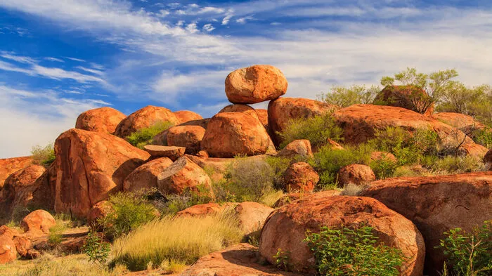 Die Murmeln des Teufels, auch bekannt als Karlu Karlu, werden als heiliger Ort von den australischen Ureinwohnern Aborigines verehrt. Auf knapp 18 km² befinden sich einige tausend runde Felsblöcke, die einen Durchmesser von bis zu stolzen sechs Metern haben. Die Entstehung der Felskugeln geht mehrere Millionen Jahre zurück. Die beste Reisezeit um den Park zu entdecken sind die kühleren Monate April bis September.