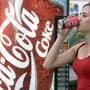Eine Libanesin trinkt aus einer Coca-Cola-Dose vor einem Verkaufsautomaten für Coca-Cola in Beirut (Archivbild vom 22.06.2000). Der US-Getränkekonzern Coca-Cola gibt am Donnerstag (17.07.2003) in New York seine Quartalszahlen bekannt. Foto: JOSEPH BARRAK dpa