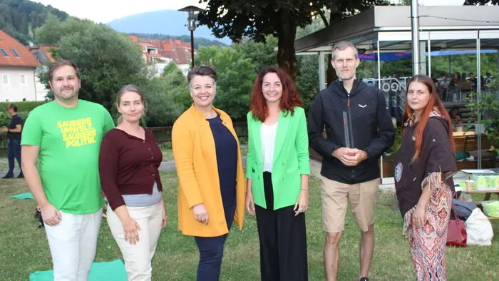Das Organisatorenteam des Sommerkinos mit Nationalratsabgeordneter Olga Voglauer (3. v. li.).