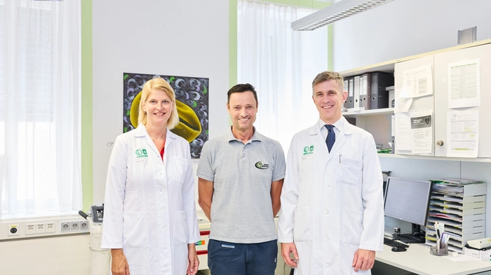 Michael Kroiunig kann wieder lachen. An seiner Seite: Annkristin Heine und Jens Thiel.