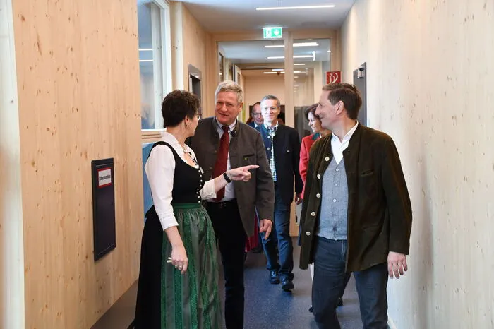 Die neuen Klassen-, Gemeinschafts- sowie einige Internatsräume konnten von den Gästen besichtigt werden.