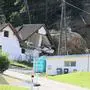 Ein Fels, beinahe so groß wie das Haus selbst, das beschädigt wurde, donnerte ins Tal