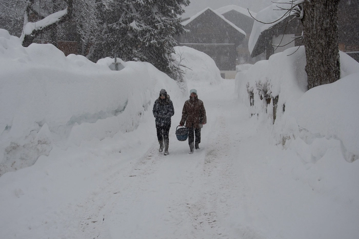 In Liesing im Lesachtal sind bereits mehr als 30 Zentimeter Neuschnee gefallen. Straßensperren treten in Kraft.