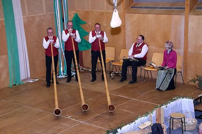 Für Unterhaltung sorgten neben der Volkstanzgruppe eine Reihe von Gruppen, unter ihnen die Alphornbläser, ein Ensemble der Ortsmusik, der Dreigesang sunt tres, die Schuhplattler und die Volkstanzkinder, der Harmonikaspieler Reinhold Lenz sowie die Märchenerzählerin RoseMarie Popp.