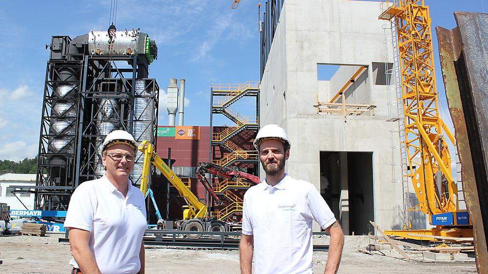 Jakob (links) und Andreas Edler auf der Baustelle für das neue Biomasseheizwerk Köflach, das im Winter ans Netz gehen soll