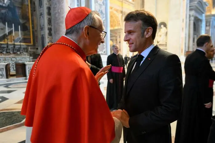 Emmanuel Macron im Gespräch mit Pietro Parolin, einem der Favoriten für die Papst-Nachfolge