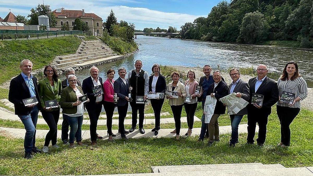 Georg Pock (8.v.l.) mit Gratulantinnen und Gästen