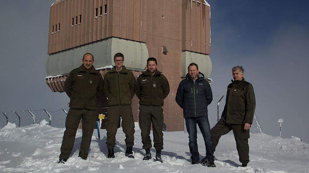 Von links: Robert Bierbaumer, Grundwehrdiener Marcel Perchtold, Werner Wriesnig, Werner Kraus und Walter Köffel vor der Radarstation