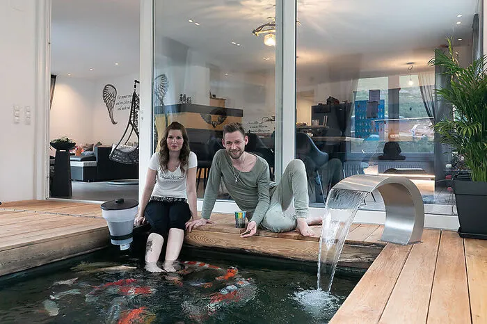 Das Wasser kann per Knopfdruck ein- und ausgelassen werden. Auch die Fütterung kann automatisch erfolgen. Am liebsten füttern Melissa und Markus ihre Fische aber per Hand.