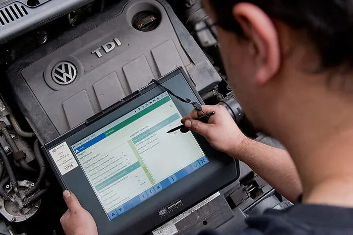 15. Oktober: Das deutsche Kraftfahrt-Bundesamt ordnet einen Pflichtrückruf aller VW-Dieselautos mit Betrugssoftware an. In ganz Europa müssen 8,5 Millionen, in Deutschland 2,5 Millionen Wagen in die Werkstatt.