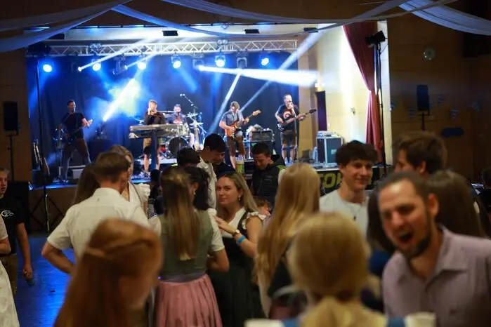 Die Band Raureif verwandelte den Saal in eine Tanzarena. DJ Proudz heizte im Discozelt ordentlich ein.