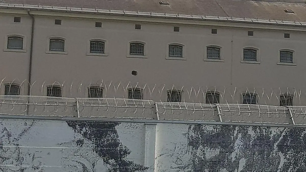 Aus diesem Loch sollen sich die Täter abgeseilt haben