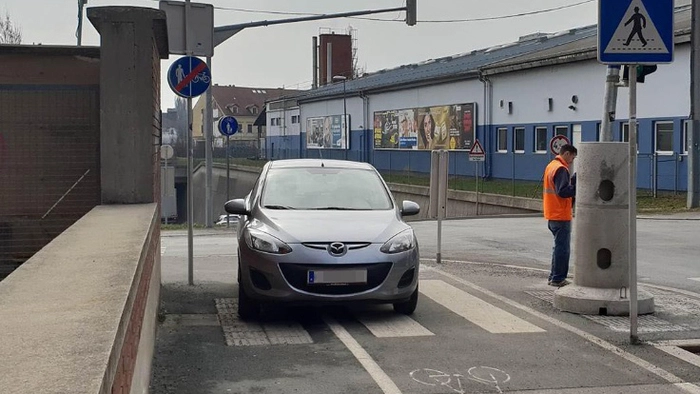 Graz-Eggenberg: Geparkt wird mitten am Radweg - und mitten am Zebrastreifen
