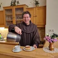 Pater Martin Bichler und sein Team laden ab 13. Oktober wieder in die Teestube Lienz ein