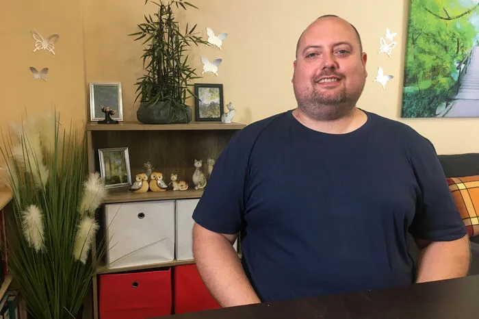 Patrick, 38-jähriger Elektrikermeister aus Niederösterreich, lässt damit aufhorchen, wie die Frauen beim Ausgehen so sind: „Ich geh gern in die Disco, aber dort lern‘ ich keine Frau kennen, weil die alle nur das Eine wollen!“ So ein Mann ist Patrick nicht. Er schätzt keine One-Night-Stands. Der Elektrikermeister, der nebenbei ein Wollgeschäft besitzt, will sich mit seiner Zukünftigen eine „richtige Beziehung“ aufbauen. Im Wollgeschäft wäre es vielleicht möglich, Frauen kennenzulernen, aber auch das mag nicht so recht klappen. „Meine Stammkundinnen sind Pensionistinnen,“ seufzt der 38-Jährige. Ein Haus hat Patrick schon. Aber, die richtige Mitbewohnerin zu finden, ist gar nicht so einfach! „Sie darf nicht zu viel Make-up tragen. Damit versteckt man ja nur sein wahres Gesicht!“ Aber natürlich darf sie sich auch ein wenig hübsch machen! Nur bitte keine Piercings und nicht allzu viele Tätowierungen. „Es ist besser, ich spiel‘ nix vor und sag‘ gleich, was ich nicht mag, sonst bewerben sich noch die Falschen für mich.“ 