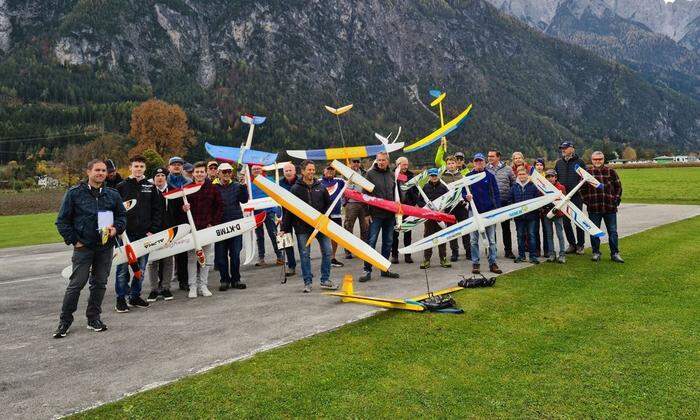 Alle Teilnehmer und Helfer des diesjährigen Packlfliegens 2022 auf der Startbahn des MFC-Lienz