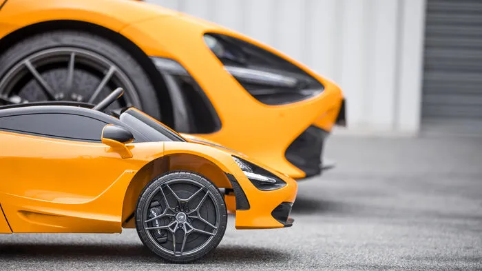 Das Gesprächsthema auf dem Spielplatz rollt an: Bei der neuen Kinderversion des McLaren 720S wünscht man sich beinahe, wieder auf die Größe von Drei- bis Sechsjährigen zu schrumpfen – denn nur die können durch die feschen Scherentüren hinter das Steuer des kleinen Elektroflitzers klettern, der für ein Spielzeug so einiges auf dem Kasten hat.