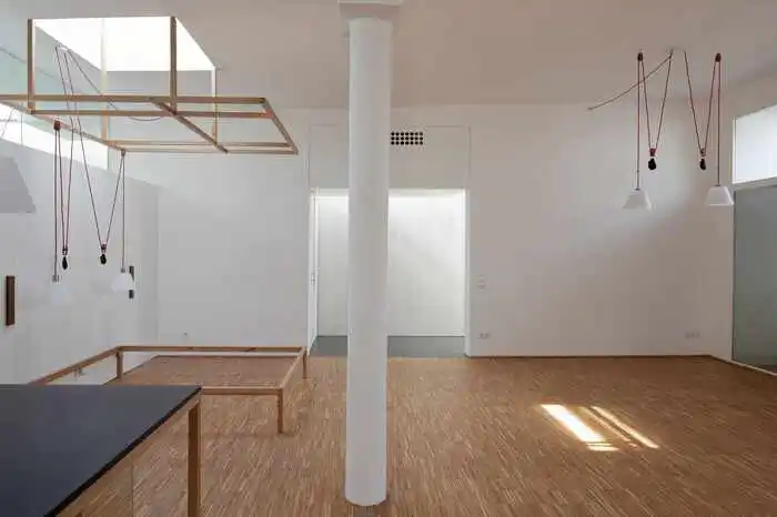 Die zentrale Säule teilt den Raum in vier Quadrate.