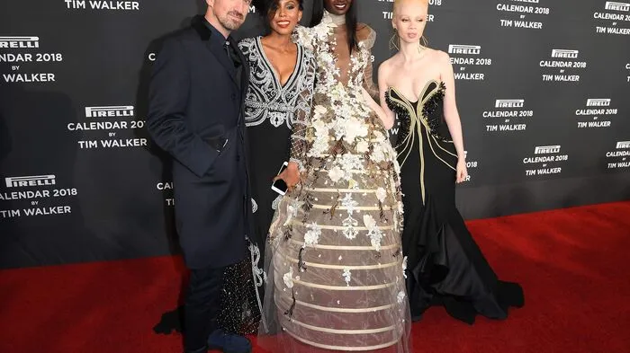 In New York wurde der 45. Pirelli-Kalender vorgestellt: Ein märchenhaftes Kunstwerk von Fotograf Tim Walker (links). Er setzte den Klassiker "Alice im Wunderland" in Szene.