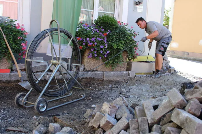 Neue Bodenplatten werden eingebaut, Leitungen verlegt und die angrenzenden Straßen asphaltiert.