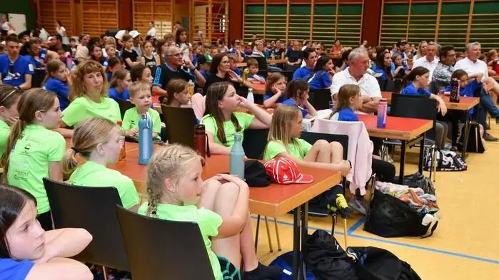 Rund 320 kleine Schwimmerinnen und Schwimmer aus 35 steirischen Volksschulen haben sich am Dienstag im Hallenbad Murau zum Landesfinale des Pinguincups eingefunden. Beim vom Jugendrotkreuzteam veranstalteten Bewerb gilt es nicht nur zu schwimmen, sondern auch Rettungsaktionen im Wasser durchzuführen. 