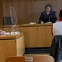 Die Angeklagte vor Richterin Sabine Roßmann und Staatsanwältin Nicola Trinker