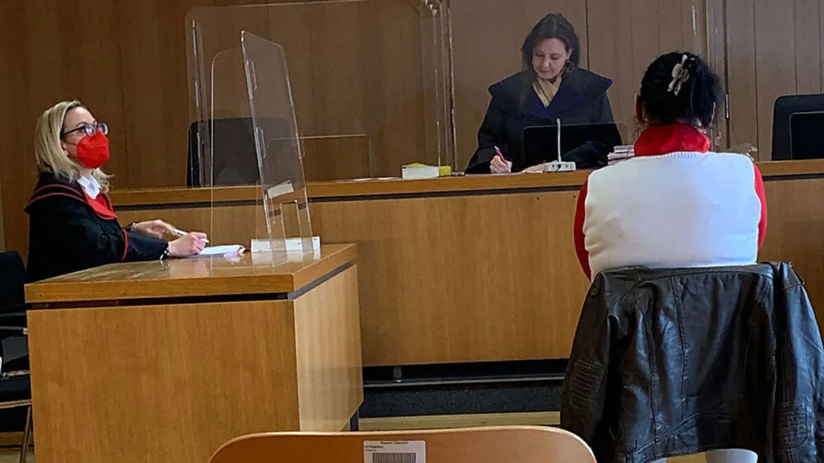 Die Angeklagte vor Richterin Sabine Roßmann und Staatsanwältin Nicola Trinker